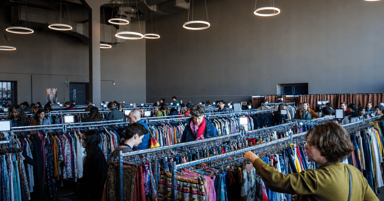 Vintage Island brings a free three-day vintage fashion pop-up with curated collections, exclusive drops and Fill a Bag deals to OASE Rotterdam.